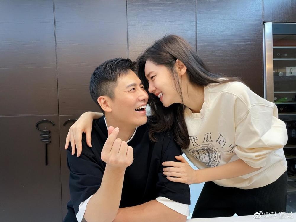 大爷理发时晕倒,理发师掐人中救醒。家人来接时才知老人有脑梗